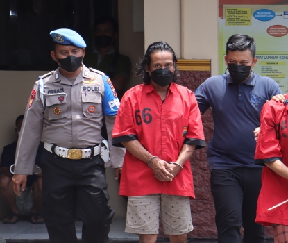 RESIDIVIS: YM, tersangka penyalahgunaan narkoba ditahan di Mapolres Sukoharjo, Rabu (12/10). (IWAN KAWUL/RADAR SOLO)