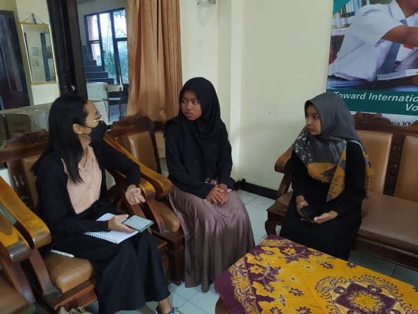 Maeva Ratna Eka Putri Amelia (tengah) didampingi Risa, guru SMK Kesehatan Cita Medika Sukoharjo (kanan), berbincang dengan jurnalis Radar Solo Rachel, Jumat (14/10/2022). (BRYAN/RADAR SOLO)
