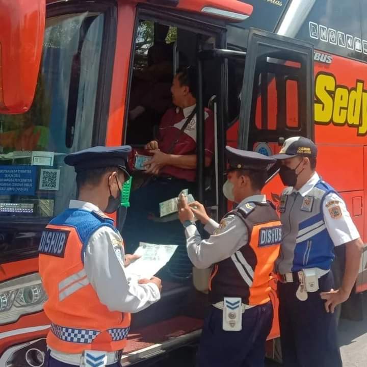 CHECKING: Petugas Dishub Sukoharjo memeriksa kelengkapan dokumen kendaraan belum lama ini. (IWAN KAWUL/RADAR SOLO)