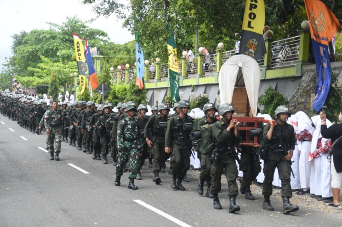 SEMANGAT: Taruna Akademi TNI dan Akpol lintasi rute gerilya Jenderal Soedirman di Eromoko, Rabu (12/10). (ISTIMEWA)