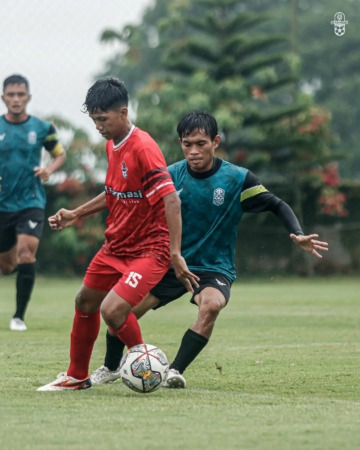 TAMBAH JAM TERBANG: Klub Liga 3 Jateng AT Farmasi melakukan uji coba dengan Nusantara United, kemarin (9/10). (INSTAGRAM NUSANTARA UNITED)