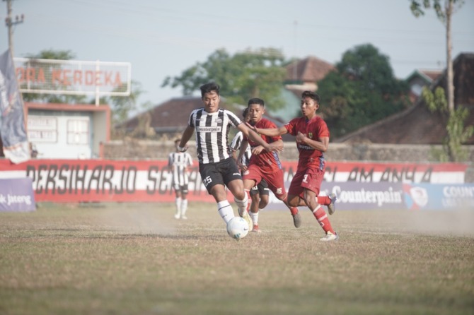 PASRAH: Pertandingan Putra Surakarta melawan Persiharjo Sukoharjo di Stadion Gelora Merdeka Sukoharjo (28/9). (PUTRA SURAKARTA FOR RADAR SOLO)