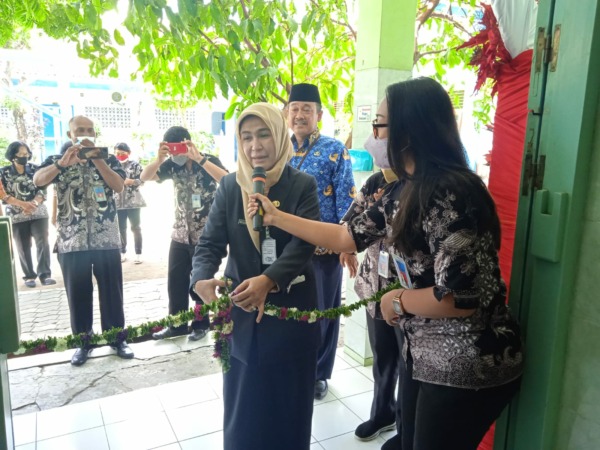 SIMBOLIS: Kepala Disdik Kota Surakarta Dian Rineta launching BREGAS Digital Library SMP Widya Wacana, kemarin (28/10). (SEPTIAN REFVINDA/RADAR SOLO)
