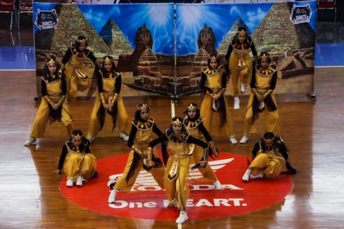 Aksi Evolty, tim dance SMA Batik 1 Surakarta di event UBS Gold Dance Competition di Sritex Arena, Sabtu (8/10). (M. IHSAN/RADAR SOLO)