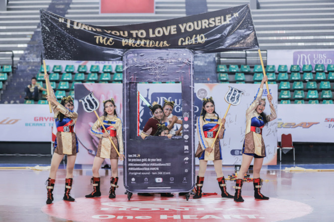 KOMPAK: Tim dance SMAN 1 Klaten Sparkle Smansa saat perform di event UBS Gold Dance Competition 2022 di Sritex Arena. (DBL INDONESIA FOR RADAR SOLO)