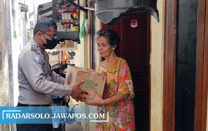 DOOR TO DOOR: Galuh Sudarmono berikan bantuan kepada warga Kerten, Laweyan. (ANTONIUS CHRISTIAN/RADAR SOLO)