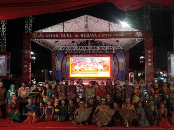 Bupati Sukoharjo Etik Suryani dan jajaran forkompimda, bersama  penampil kesenian tradisional di sela pembukaan Gelar Buku dan Budaya Rakyat Sukoharjo di Alun-Alun Satya Negara Sukoharjo, Senin malam (31/10/2022).