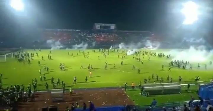 RICUH: Suporter Aremania menerobos masuk lapangan Stadion Kanjuruhan usai timnya dikalahkan Persebaya dalam laga lanjutan Liga 1. (Twitter BRI Liga 1)