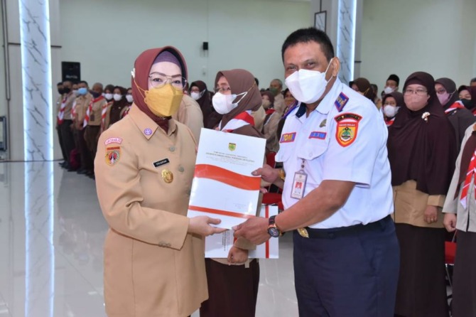 Bupati Sukoharjo Etik Suryani serahkan SK kenaikan pangkat. (IWAN KAWUL/RADAR SOLO)