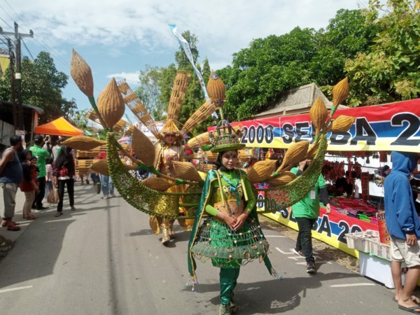 Peserta Grebeg Penjalin di Desa Trangsan, Kecamatan Gatak, Sukoharjo mengenakan kostum dengan aksesori rotan, Kamis (27/10/2022). (IWAN KAWUL/RADAR SOLO)