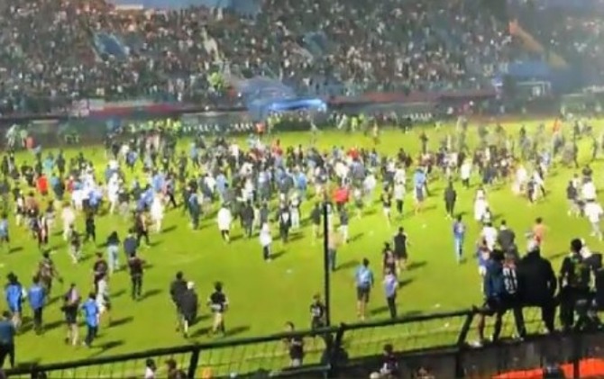 Kericuhan terjadi setelah laga antara Arema FC melawan Persebaya di Stadion Kanjuruhan, Kabupaten Malang (1/10). (Twitter)