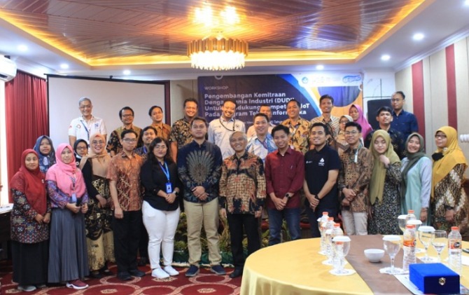 Universitas Duta Bangsa (UDB) Surakarta menggelar workshop pengembangan kemitraan dengan DUDI (dunia industri) untuk mendukung kompetensi internet of think (IoT).