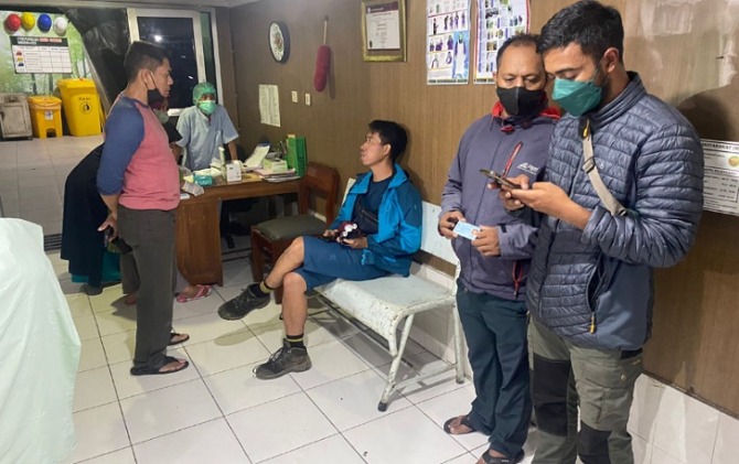 Teman-teman pendaki yang meninggal di Gunung Merbabu menunggu di kamar jenazah Rumah Sakit Pandan Arang. (RAGIL L/RADARSOLO)