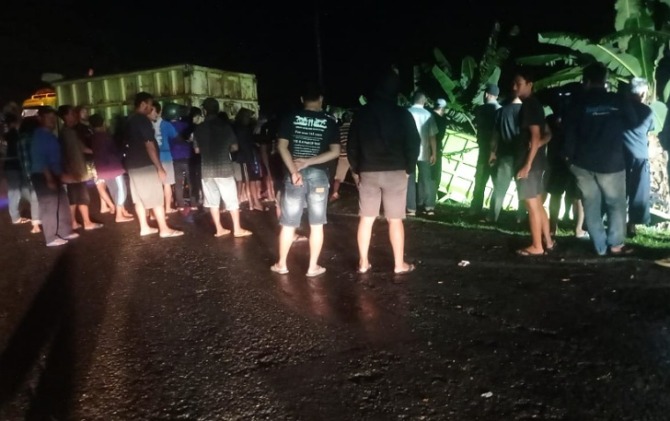 Evakuasi truk dump di Dusun Keren, Desa Setrorejo, Kecamatan Baturetno, Sabtu (8/10).