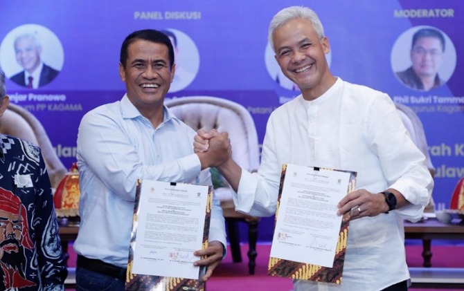 Gubernur Jawa Tengah Ganjar Pranowo dan mantan Menteri Pertanian (Mentan) Andi Amran Sulaiman menandatangani memorandum of understanding (MoU) di Makassar, Minggu (9/10).