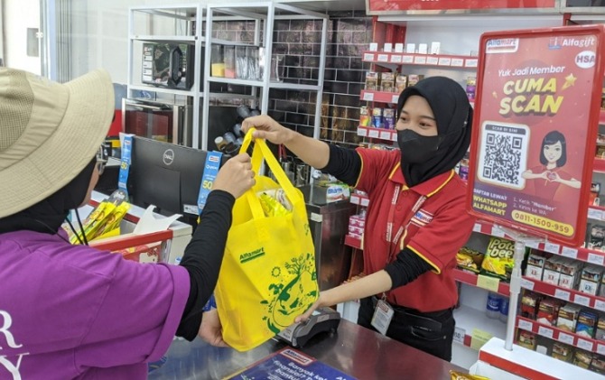 Alfamart bagikan beragam bingkisan hingga modal usaha miliaran rupiah di ulang tahunnya ke-23.