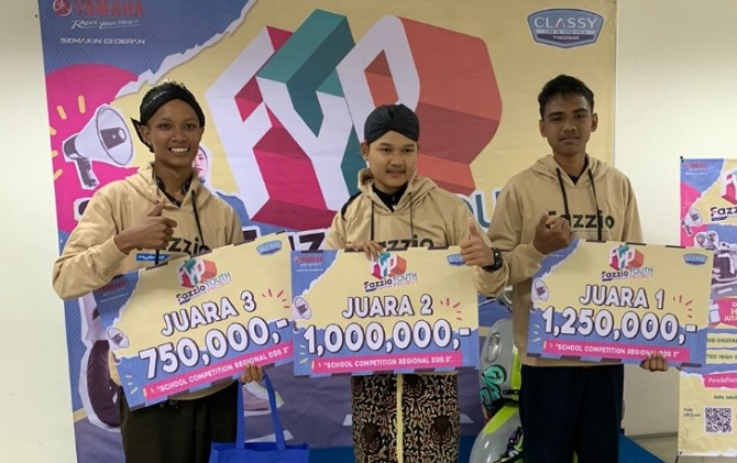 Tiga siswa terbaik yang akan mewakili Yamaha DDS 3 (Jawa Tengah & Yogyakarta) di babak final nasional Connected School Contest Fazzio Youth Project.