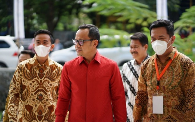 Direktur Utama Garindo Media Tama Dian Ekayanto (kanan) bersama Ketua Apeksi Bima Arya (tengah) dan Wali Kota Solo Gibran Rakabuming Raka di sela-sela perhelatan Indo Smart City 2022 di Kota Solo.