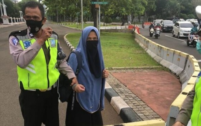 Wanita bercadar ditangkap aparat di depan area Istana Negara karena membawa pistol jenis FN. Diketahui, wanita itu bernama Siti Elina. (Istimewa)