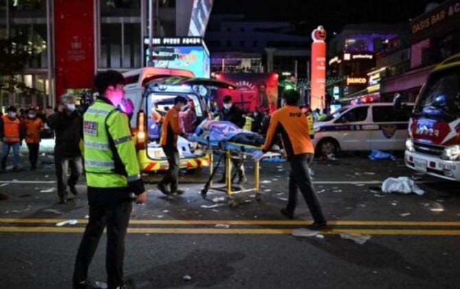Korban tragedi Halloween di Itaewon, Soul dibawa dengan ambulans. (Jung Yeon Jee/AFP)