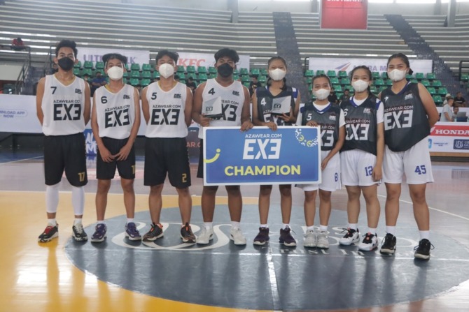 Tim basket putra SMA Insan Cendekia (IC) Sukoharjo, dan tim basket putri SMAN 4 Surakarta (Smaracatur) sukses menjadi juara di ajang AZAWEAR 3x3 Competition di Sritex Arena, Kamis (13/10). (M. IHSAN/RADAR SOLO)