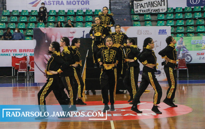 TOTALITAS: Penampilan Infinite Dance Crew yang merupakan tim dance SMA Regina Pacis Surakarta di ajang UBS Gold Dance Competition di Sritex Arena, Jumat (7/10). (M. IHSAN/RADAR SOLO)