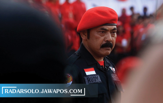 TEGAS: Ketua DPC PDIP Kota Surakarta FX Hadi Rudyatmo saat memimpin acara partai. (DAMIANUS BRAM/RADAR SOLO)
