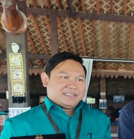 TANGGUNG BEBAN: Ketua PSISra Titon Darmasto berjanji dukung penuh timnya di Piala Soeratin. (AHMAD KHAIRUDIN/RADAR SOLO)