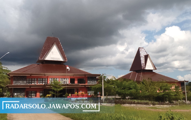 MEGAH: Kondisi Kantor Disdikbud Wonogiri, Minggu (23/10). Posisi kepala Disdikbud Wonogiri saat ini kosong. (IWAN ADI LUHUNG/RADAR SOLO)