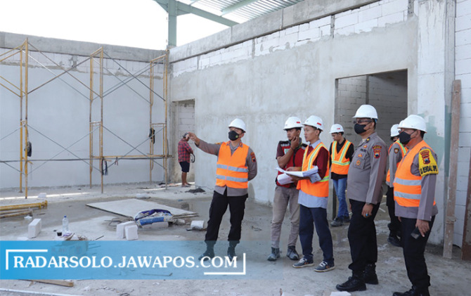 KURANG 25 PERSEN: Kapolres Sukoharjo AKBP Wahyu Nugroho Setyawan (kiri) cek pembangunan gedung mapolres yang baru di Kelurahan Mandan, Sukoharjo, Kamis (13/10). (IWAN KAWUL/RADAR SOLO)
