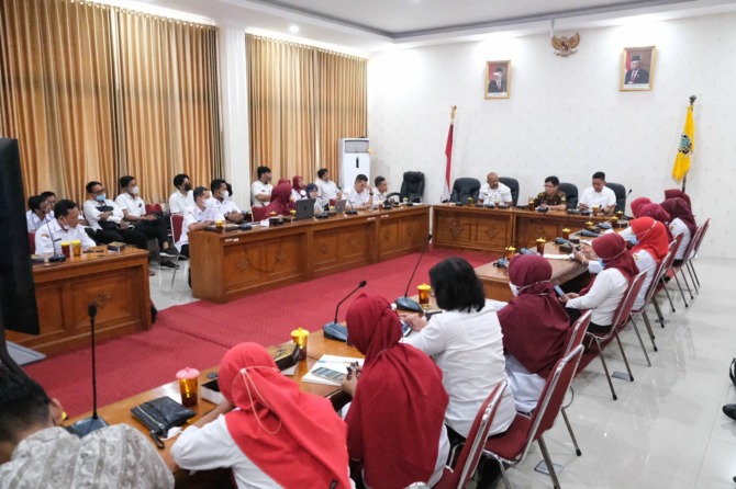 Kegiatan monev layanan aduan OPD yang dilaksanakan di ruang rapat Diskominfo Klaten (DISKOMINFO KLATEN FOR RADAR SOLO)