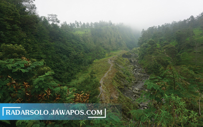 MENAWAN: Keindahan panorama alam lembah pasir di kawasan Kali Talang, Desa Balerante, Kemalang dari puncak. (ANGGA PURENDA/RADAR SOLO)