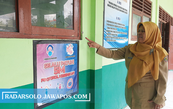 PASRAH: Kepala SDN 1 Cepogo Dhuriah Kusni menunjukan jendela yang dibobol maling, Senin (31/10). (RAGIL LISTYO/RADAR SOLO)
