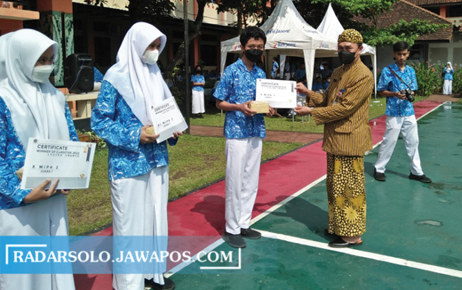 MEMBANGGAKAN: Kepala SMAN 1 Boyolali menyerahkan penghargaan kepada siswa berprestasi, Jumat (28/10). (RAGIL LISTYO/RADAR SOLO)