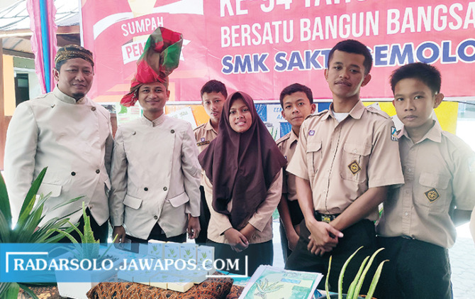 BERDEDIKASI: Kepala SMK Sakti Gemolong Heru Setyoko (kiri) bersama para muridnya. (AHMAD KHAIRUDIN/RADAR SOLO)