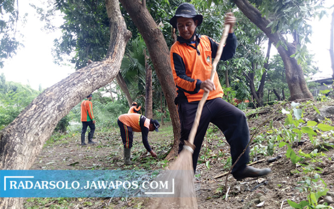 AKAN DITATA: Jajaran Kwarcab Kota Surakarta membersihkan kawasan Taman Sekartaji, kemarin (26/10). Rencananya taman ini akan digunakan untuk outbound. (SILVESTER KURNIAWAN/RADAR SOLO)