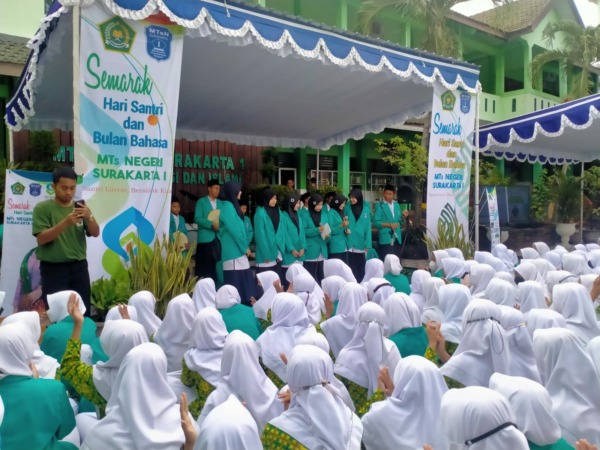 INOVATIF: Semarak Hari Santri dan Bulan Bahasa di MTsN 1 Surakarta, kemarin (20/10). (SEPTIAN REFVINDA/RADAR SOLO)