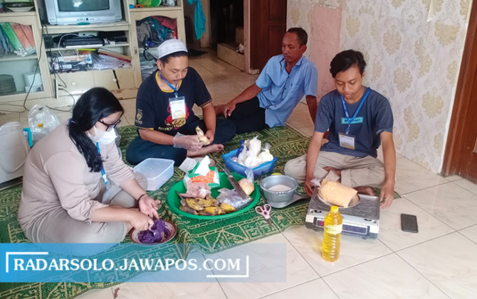 MENGUNTUNGKAN: Mahasiswa UTP Surakarta memproduksi camilan dari sayuran organik. Nugget campuran daging ayam, tepung tapioca dan sayuran. (SEPTIAN REVINDA/RADAR SOLO)