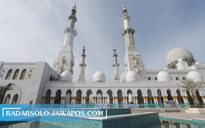 MEGAH: Masjid Raya Sheikh Zayed yang ada di kawasan Gilingan, Banjarsari yang sudah hampir jadi pembangunannya. (M. IHSAN/RADAR SOLO)