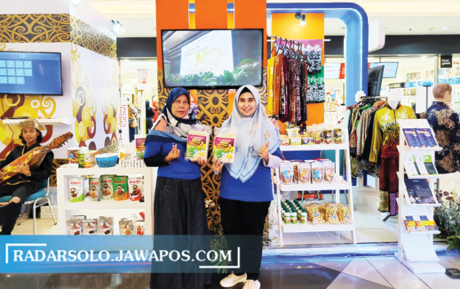 BERKUALITAS: Owner Pempek Kenanga Dewi Malicha (kiri) bersama Staf Pembinaan Ekonomi di Departemen Tanggung Jawab Sosial dan Lingkungan Pupuk Kaltim Annisa Hud Alaydrus saat pameran Indonesia Quality Expo ke-10 di Solo Square Mall, kemarin (7/10). (SEPTIN