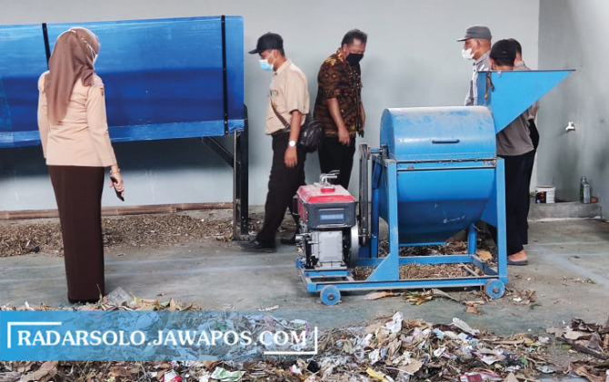 PEMILAHAN: Pengelolaan sampah oleh Pemdes Sonorejo, Selasa (25/10). (IWAN KAWUL/RADAR SOLO)