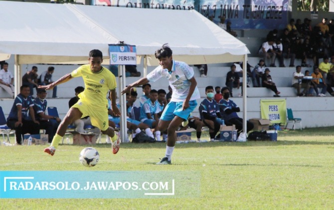 TIDAK ISTIRAHAT: Pemain Persika Karanganyar (kiri) melawan Persiwi Wonogiri dalam lanjutan Liga 3 Zona Jateng di Lapangan R.M. Said, belum lama ini. (M. IHSAN/RADAR SOLO)