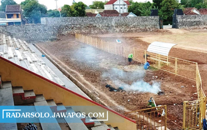 DIKEBUT: Pekerja memasang pagar di Stadion Angkatan 45 Karanganyar, Rabu (5/10). (RUDI HARTONO/RADAR SOLO)