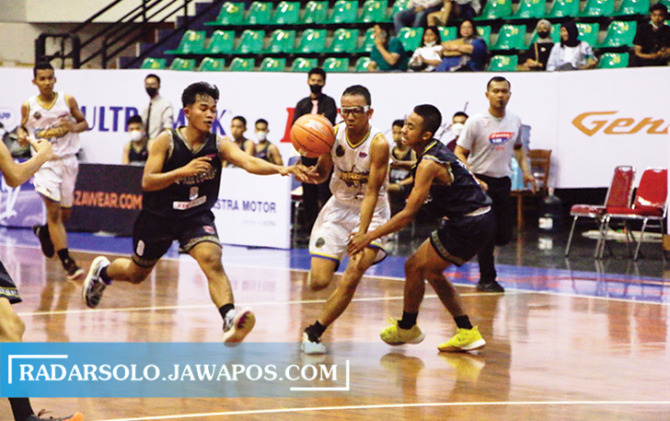 BERJIBAKU: Pertandingan basket putra SMA Pradita Dirgantara Boyolali melawan SMAN 7 Purworejo di ajang Honda Developmental Basketball League (DBL) With KFC 2022 Central Java Series-South Region musim ini di Sritex Arena, Jumat (7/10). (M. IHSAN/RADAR SOLO