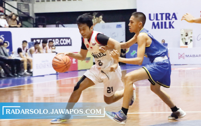 CALON JUARA: Pertandingan antara SMK St Mikael Surakarta melawan SMA Pradita Dirgantara di ajang Fantastic Four Honda DBL with KFC 2022 Central Java Series-South Region di Sritex Arena, Selasa (11/10). (M. IHSAN/RADAR SOLO)