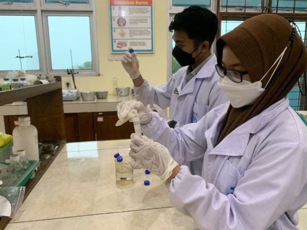PENELITIAN: Uji senyawa kandungan yang ada dalam kelapa sawit di lab FMIPA UNS. (ENRI PRAMUJA FOR RASO)