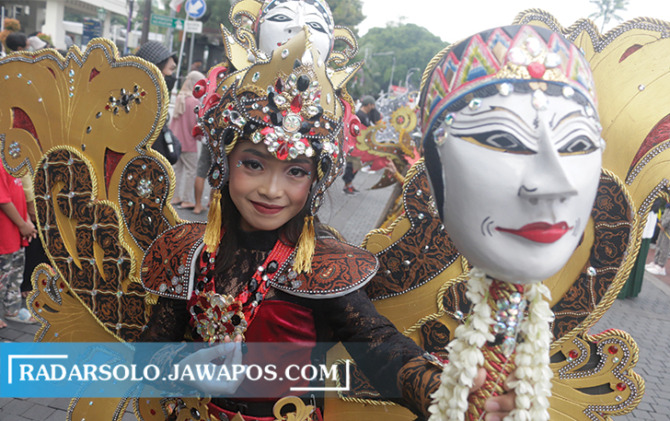 PUSAT PERHATIAN: Salah satu peserta Solo Batik Carnival yang digelar di momen Solo Car Free Day, belum lama ini. (M. IHSAN/RADAR SOLO)