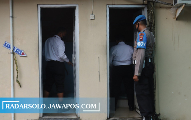 WAJIB: Tes urine di Mapolres Sukoharjo, Senin (24/10). (IWAN KAWUL/RADAR SOLO)