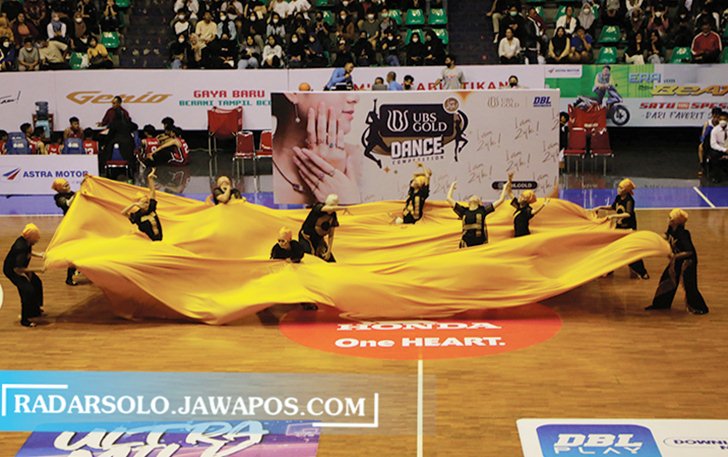 UNIK : Tim Dance SMAN 3 Surakarta dalam UBS Gold Dance Competition di Sritex Arena, kemarin (6/10). (M. IHSAN/RADAR SOLO)