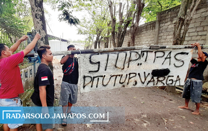 GERAM: Warga Dusun Suko, Desa Sukosari, Jumantono menutup pintu masuk menuju TPA Sukosari, Senin (10/10). (RUDI HARTONO/RADAR SOLO)